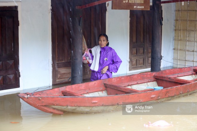 Chùm ảnh: Hội An nước ngập thành sông do ảnh hưởng của bão, người dân và du khách chật vật dùng thuyền bè di chuyển - Ảnh 17.
