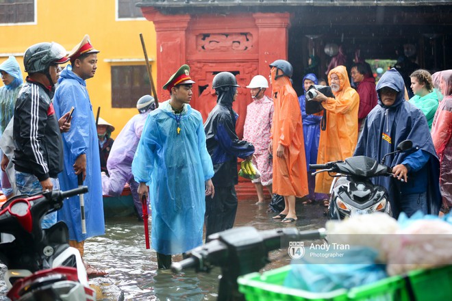 Chùm ảnh: Hội An nước ngập thành sông do ảnh hưởng của bão, người dân và du khách chật vật dùng thuyền bè di chuyển - Ảnh 18.