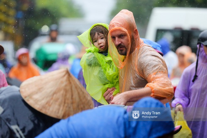 Chùm ảnh: Hội An nước ngập thành sông do ảnh hưởng của bão, người dân và du khách chật vật dùng thuyền bè di chuyển - Ảnh 21.