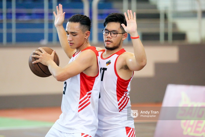 Clip h&eacute; lộ từ phim trường quay Glee bản Việt: Rocker Nguyễn v&agrave; Hữu Vi đấu b&oacute;ng rổ, ai xuất sắc hơn? - Ảnh 5.