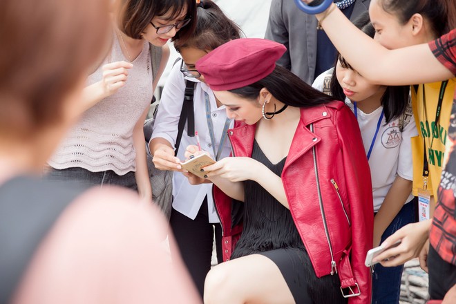 Hữu Vi kho&aacute; m&ocirc;i Angela Phương Trinh say đắm giữa trời mưa trước mặt kh&aacute;n giả - Ảnh 8.