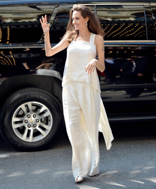 Angelina Jolie đẹp rực rỡ ở tuổi 42, chứng minh đẳng cấp tường thành nhan sắc thế giới - Ảnh 3.