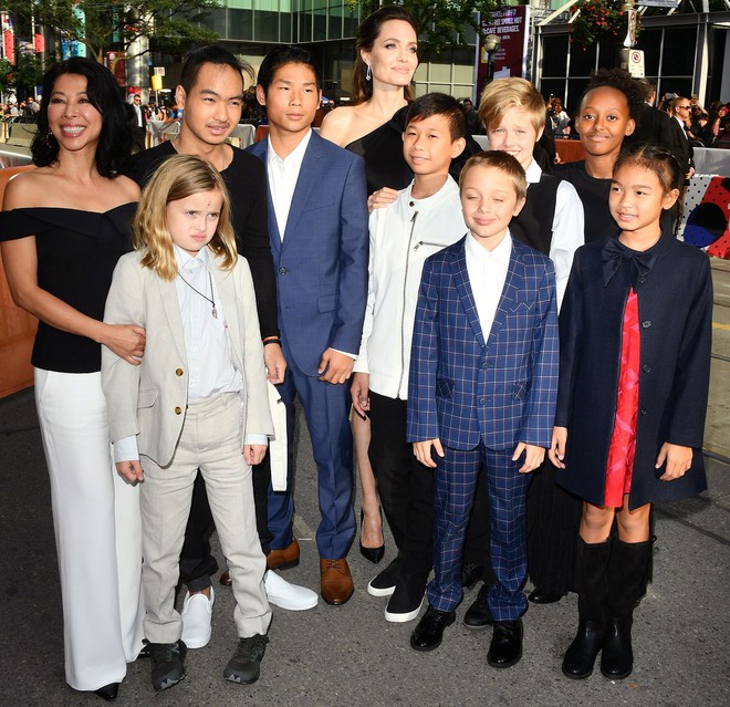 Phải chăng Angelina Jolie đ&aacute; đểu Brad Pitt khi n&oacute;i: Chưa ai từng s&aacute;t c&aacute;nh b&ecirc;n t&ocirc;i như c&aacute;c con? - Ảnh 2.