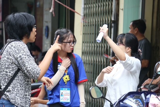 H&igrave;nh ảnh đẹp của m&ugrave;a thi 2017: Nữ sinh Sư phạm động vi&ecirc;n 2 sĩ tử khiếm th&iacute;nh bằng ng&ocirc;n ngữ k&yacute; hiệu - Ảnh 1.