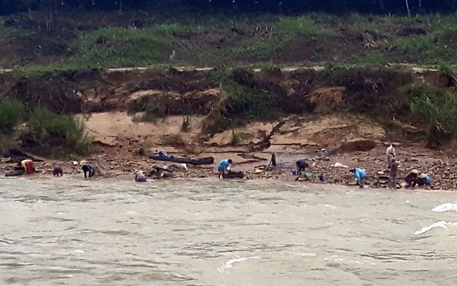 Đứt cầu treo, học sinh lớp 4 rơi xuống sông mất tích trên đường đi học - Ảnh 1.