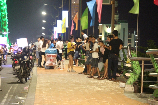 Ch&ugrave;m ảnh: Giới trẻ khắp mọi miền h&aacute;o hức dạo phố đ&ecirc;m Quốc Kh&aacute;nh 2/9 - Ảnh 20.