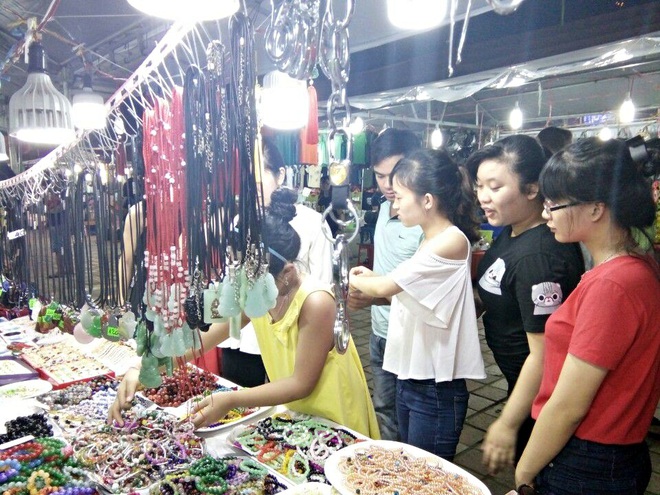Ch&ugrave;m ảnh: Giới trẻ khắp mọi miền h&aacute;o hức dạo phố đ&ecirc;m Quốc Kh&aacute;nh 2/9 - Ảnh 21.