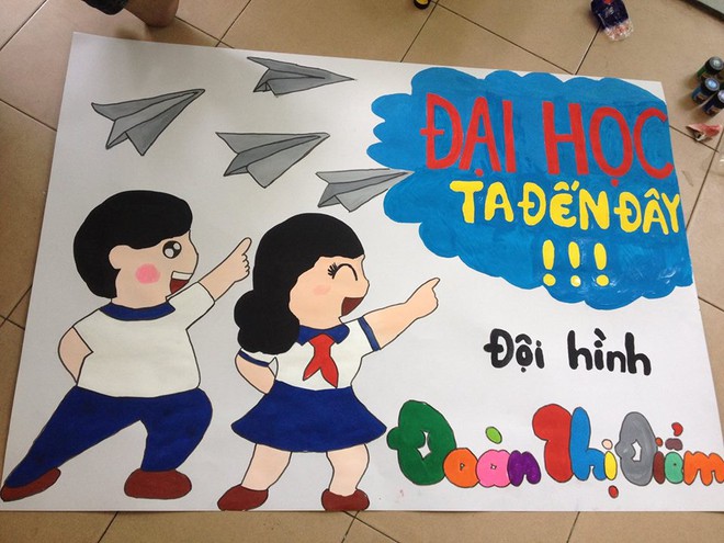 H&igrave;nh ảnh đẹp của m&ugrave;a thi 2017: Nữ sinh Sư phạm động vi&ecirc;n 2 sĩ tử khiếm th&iacute;nh bằng ng&ocirc;n ngữ k&yacute; hiệu - Ảnh 4.