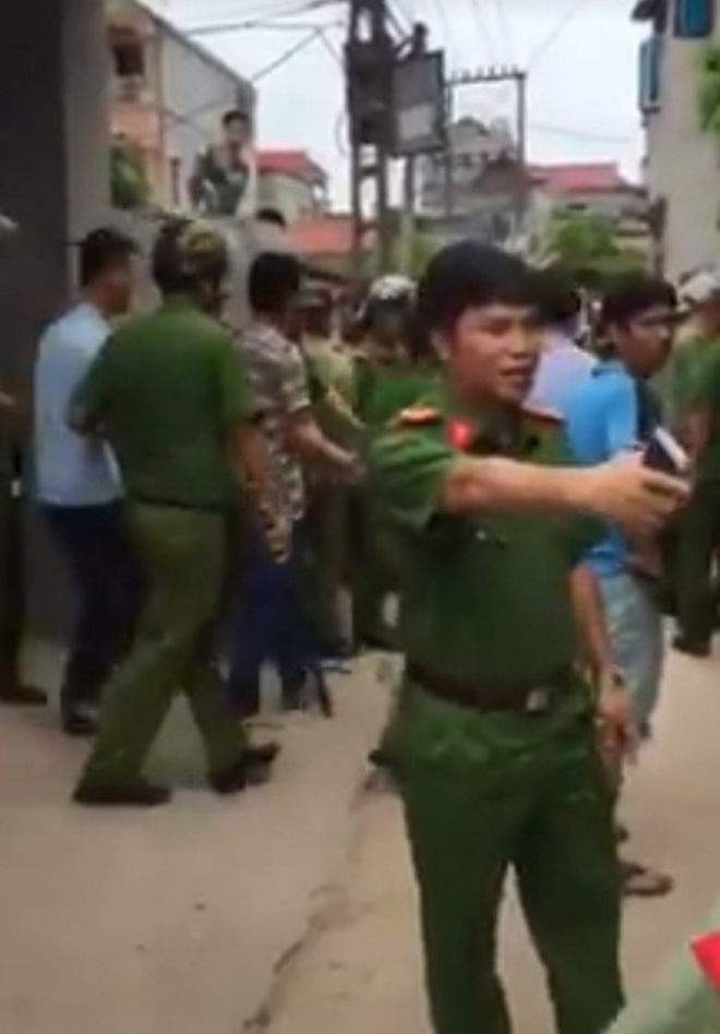 Hai thanh niên đi xin việc ở Bắc Ninh bị hàng chục người dân vây đánh vì tưởng... bắt cóc trẻ em - Ảnh 2.