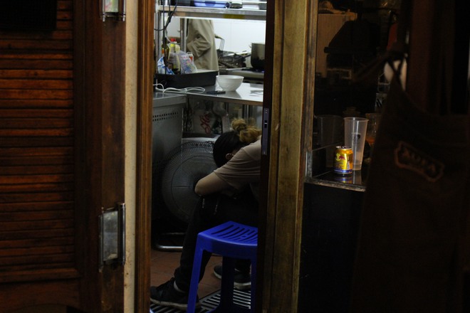 Sinh vi&ecirc;n l&agrave;m part-time xuy&ecirc;n đ&ecirc;m: Kh&ocirc;ng chỉ trải nghiệm m&agrave; c&ograve;n cả rủi ro, nguy hiểm! - Ảnh 4.