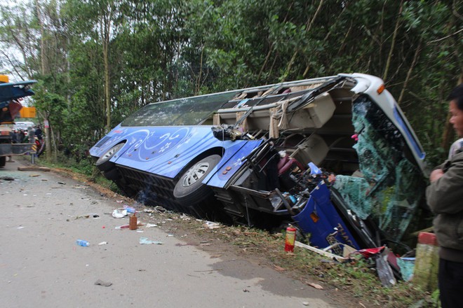 Quảng Nam: Xe khách húc đuôi xe tải cẩu, 2 người tử vong - Ảnh 1.