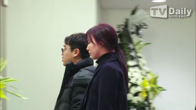 Clip: SNSD, BTS, IU sụt sùi đến viếng cùng vòng hoa, hàng dài fan ôm mặt khóc tiễn biệt linh cữu Jonghyun tại lễ viếng - Ảnh 18.