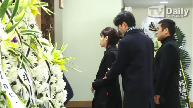 Clip: SNSD, BTS, IU sụt sùi đến viếng cùng vòng hoa, hàng dài fan ôm mặt khóc tiễn biệt linh cữu Jonghyun tại lễ viếng - Ảnh 17.