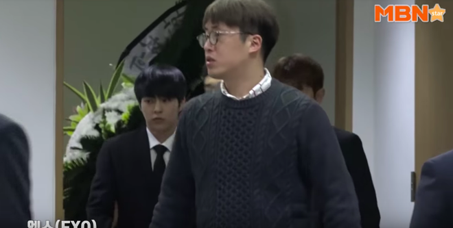 Clip: SNSD, BTS, IU sụt sùi đến viếng cùng vòng hoa, hàng dài fan ôm mặt khóc tiễn biệt linh cữu Jonghyun tại lễ viếng - Ảnh 27.