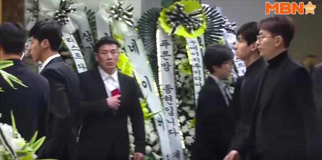 Clip: SNSD, BTS, IU sụt sùi đến viếng cùng vòng hoa, hàng dài fan ôm mặt khóc tiễn biệt linh cữu Jonghyun tại lễ viếng - Ảnh 32.