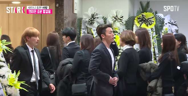 Clip: SNSD, BTS, IU sụt sùi đến viếng cùng vòng hoa, hàng dài fan ôm mặt khóc tiễn biệt linh cữu Jonghyun tại lễ viếng - Ảnh 24.