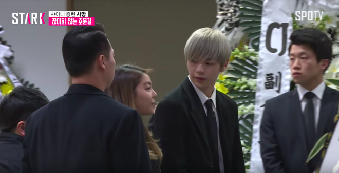Lễ viếng Jonghyun: Minho cố cười, Key mếu m&aacute;o kh&oacute;c, bạn g&aacute;i cũ Shin Se Kyung bất ngờ đến viếng sau EXO, Wanna One - Ảnh 16.