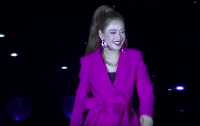 Clip: Khán giả cười ồ khi Chi Pu hát live không tới trên sân khấu sự kiện - Ảnh 2.
