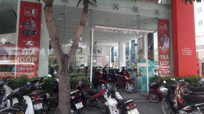 Chuỗi cửa h&agrave;ng xe m&aacute;y ở Nghệ An bị n&eacute;m mắm t&ocirc;m v&agrave; nhớt thải - Ảnh 1.