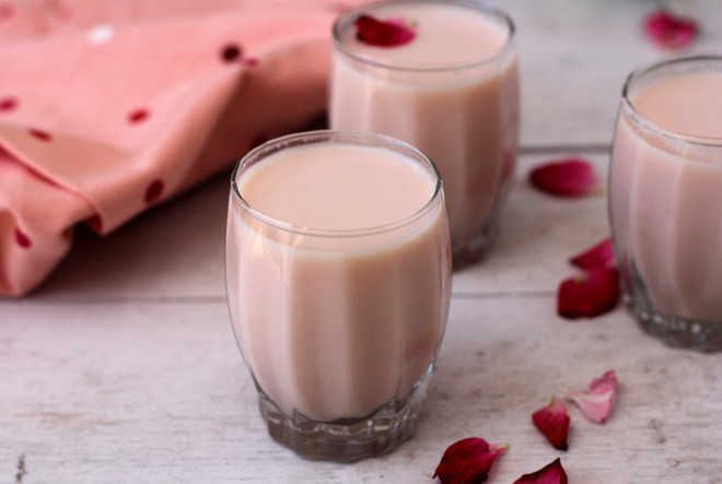 Lạ mắt, lạ miệng với những m&oacute;n ăn, đồ uống l&agrave;m từ&hellip; hoa hồng - Ảnh 3.