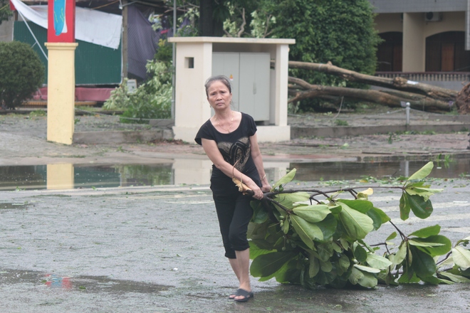 Hình ảnh tan hoang sau cơn bão số 2 ở miền Trung - Ảnh 7.