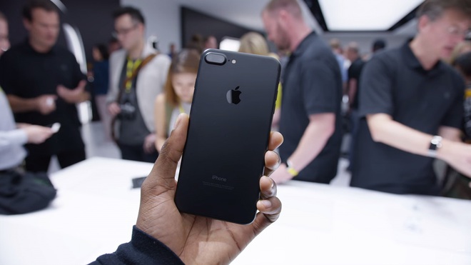 Quên khẩn trương iPhone 8 và iPhone X đi, có cả tá lý do iPhone 7 đáng mua hơn rất nhiều - Ảnh 2.