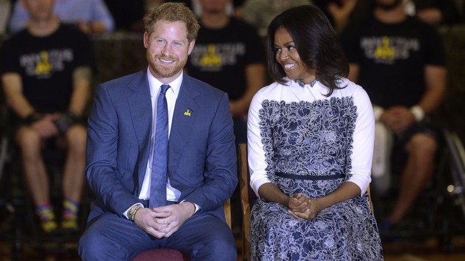 Chuyên gia ngôn ngữ cơ thể chỉ ra sự khác biệt trong cách nói chuyện của Hoàng tử Anh với bà Melania Trump và bà Michelle Obama - Ảnh 3.