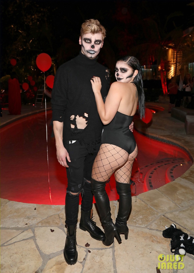 Dàn sao tưng bừng hóa trang mừng Halloween: Adam Levine giả gái, Kim hóa thành Cher siêu đẹp và sexy - Ảnh 11.