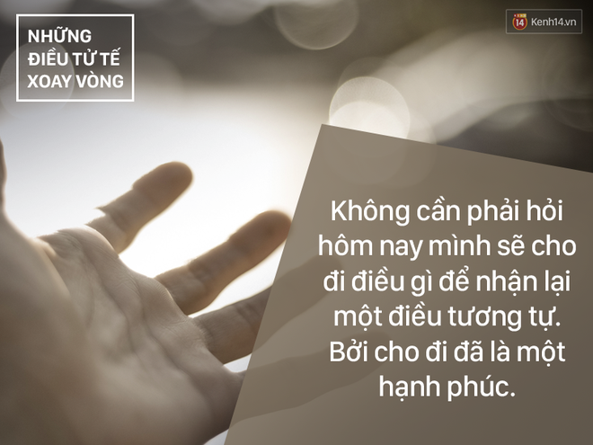 2 chiến sĩ CSGT phát áo mưa cho người Sài Gòn và bác tài xe rác tặng áo mưa cho anh công an: Vòng tròn của những điều tử tế - Ảnh 4.