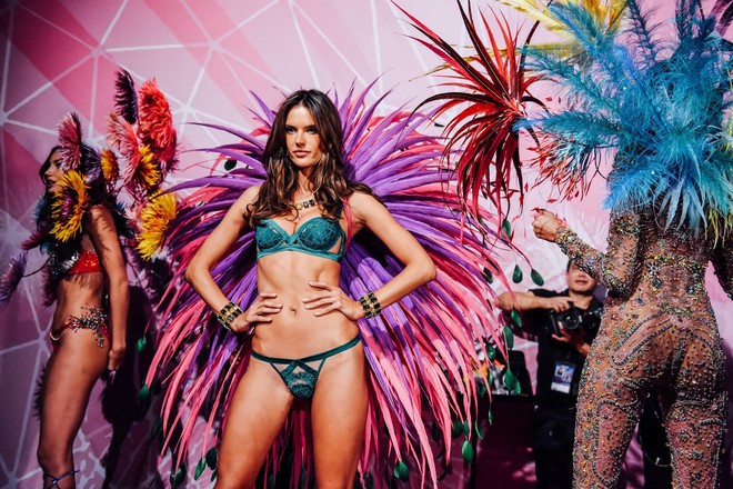 Victorias Secret Fashion Show 2017 kết thúc có thể cũng là lúc Alessandra Ambrosio nghỉ hưu - Ảnh 6.