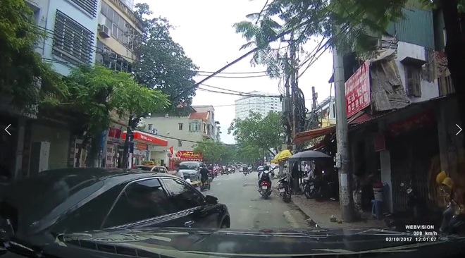 Video: Va chạm tr&ecirc;n phố Thụy Khu&ecirc; (H&agrave; Nội), 2 t&agrave;i xế b&igrave;nh tĩnh xem x&eacute;t rồi niềm nở bắt tay nhau đầy th&acirc;n thiện - Ảnh 2.