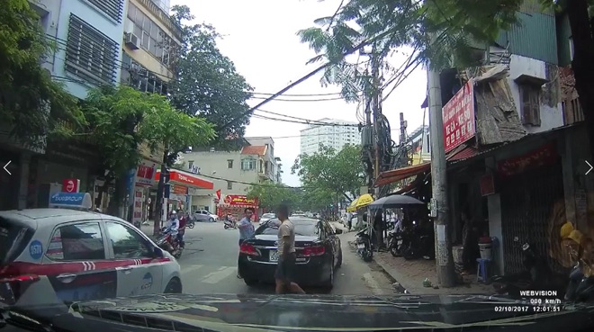 Video: Va chạm tr&ecirc;n phố Thụy Khu&ecirc; (H&agrave; Nội), 2 t&agrave;i xế b&igrave;nh tĩnh xem x&eacute;t rồi niềm nở bắt tay nhau đầy th&acirc;n thiện - Ảnh 3.