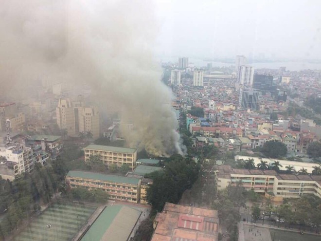 Hà Nội: Đang cháy lớn ở đường Phan Kế Bính, cột khói bốc cao hàng chục mét - Ảnh 3.