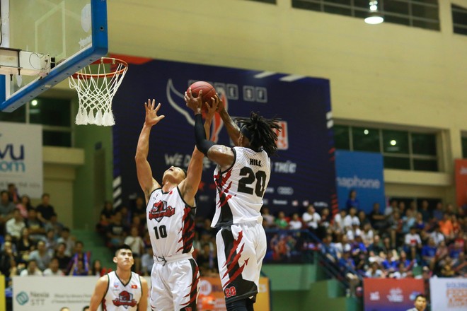 Thang Long Warriors thắng kịch tính Hanoi Buffaloes trong trận derby Thủ đô - Ảnh 2.