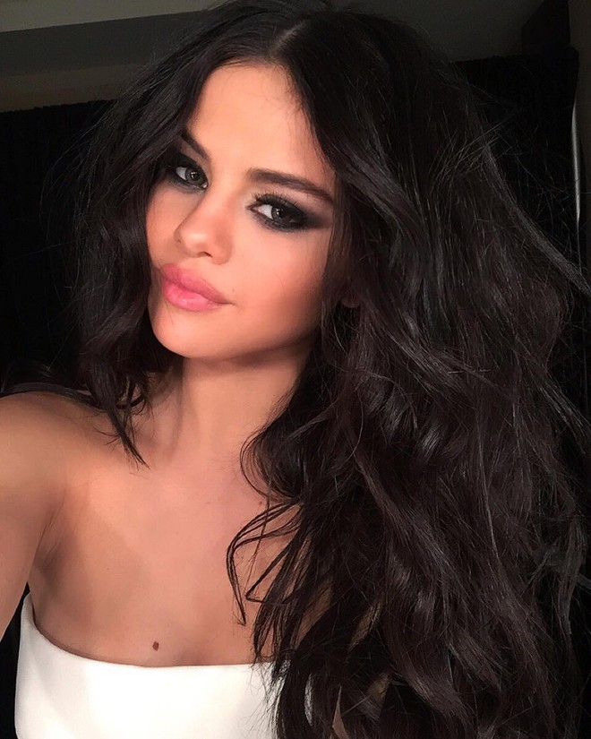 Chỉ là ảnh hậu trường, Selena Gomez đã siêu lộng lẫy dưới bàn tay chuyên gia trang điểm gốc Việt - Ảnh 3.