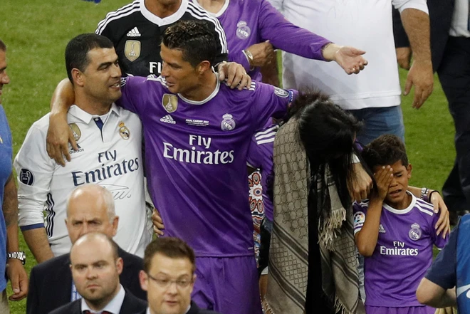 Con trai Ronaldo bật khóc trong ngày bố trở thành siêu huyền thoại - Ảnh 5.