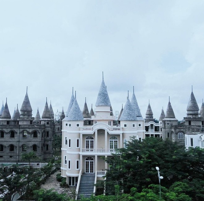 Ở Hậu Giang có một ngôi trường giống hệt học viện Phù thủy Hogwarts trong Harry Potter! - Ảnh 1.