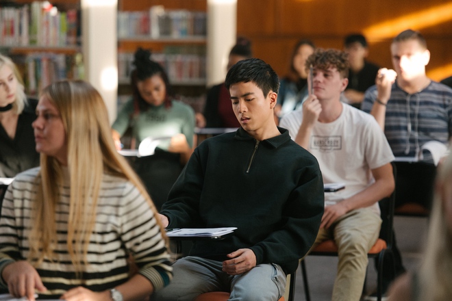 4 chiêu quay cóp qua quen thuộc trong siêu phẩm Thái Lan “Bad Genius” - Ảnh 11.