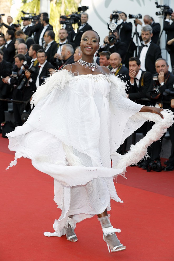 Nữ diễn viên vô danh diện váy hở bạo trở thành bà hoàng thảm đỏ tại Cannes - Ảnh 11.