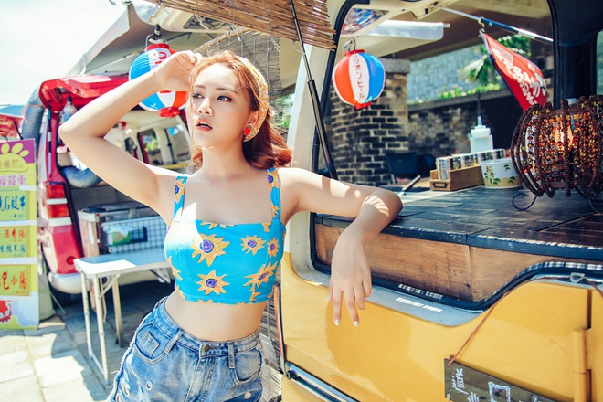 Đông Nhi diện crop top gợi cảm, đưa các học trò The Voice sang Đài Loan quay MV chung - Ảnh 6.