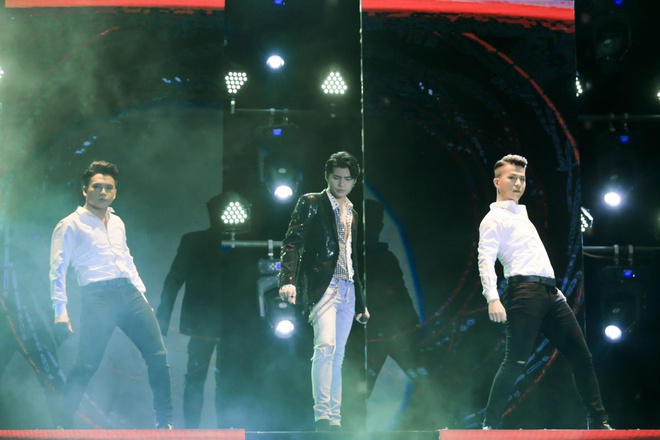 Noo Phước Thịnh ướt đẫm mồ h&ocirc;i vẫn đẹp trai ngời ngợi, &uacute;p mở về một concert ho&agrave;nh tr&aacute;ng - Ảnh 8.
