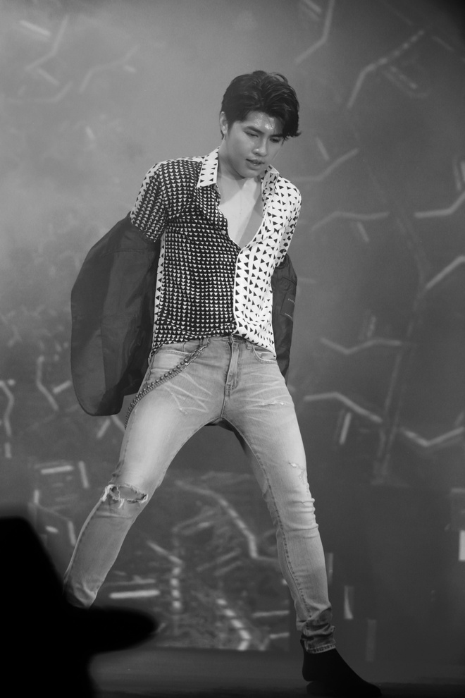 Noo Phước Thịnh ướt đẫm mồ h&ocirc;i vẫn đẹp trai ngời ngợi, &uacute;p mở về một concert ho&agrave;nh tr&aacute;ng - Ảnh 1.