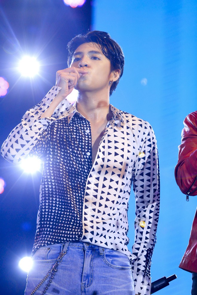Noo Phước Thịnh ướt đẫm mồ h&ocirc;i vẫn đẹp trai ngời ngợi, &uacute;p mở về một concert ho&agrave;nh tr&aacute;ng - Ảnh 4.