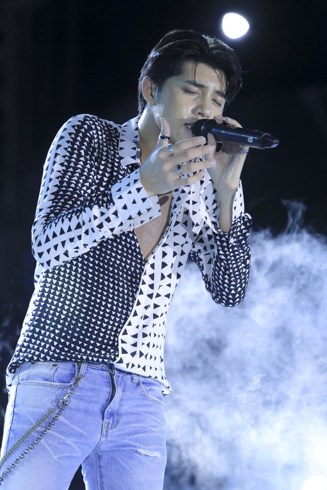 Noo Phước Thịnh ướt đẫm mồ h&ocirc;i vẫn đẹp trai ngời ngợi, &uacute;p mở về một concert ho&agrave;nh tr&aacute;ng - Ảnh 5.