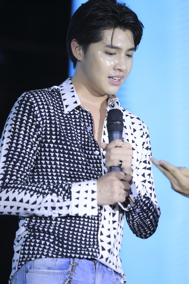 Noo Phước Thịnh ướt đẫm mồ h&ocirc;i vẫn đẹp trai ngời ngợi, &uacute;p mở về một concert ho&agrave;nh tr&aacute;ng - Ảnh 2.