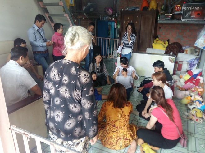 Người cha c&oacute; 2 con bại n&atilde;o bất ngờ ph&aacute;t gạo từ thiện cho người d&acirc;n ngh&egrave;o ở xung quanh - Ảnh 2.