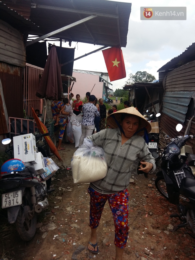 Người cha c&oacute; 2 con bại n&atilde;o bất ngờ ph&aacute;t gạo từ thiện cho người d&acirc;n ngh&egrave;o ở xung quanh - Ảnh 7.