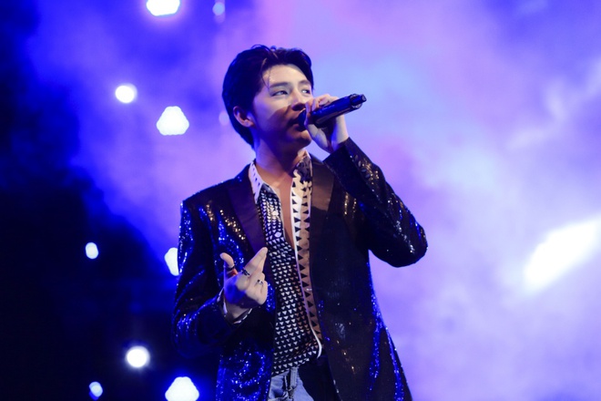 Noo Phước Thịnh ướt đẫm mồ h&ocirc;i vẫn đẹp trai ngời ngợi, &uacute;p mở về một concert ho&agrave;nh tr&aacute;ng - Ảnh 7.