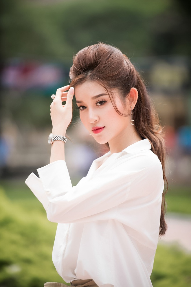 Huyền My khoe nhan sắc xinh đẹp, trực tiếp thị phạm khi l&agrave;m gi&aacute;m khảo chấm thi nhan sắc - Ảnh 1.