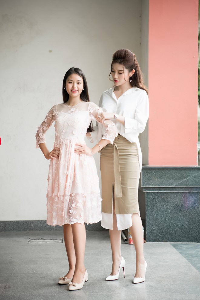 Huyền My khoe nhan sắc xinh đẹp, trực tiếp thị phạm khi l&agrave;m gi&aacute;m khảo chấm thi nhan sắc - Ảnh 4.